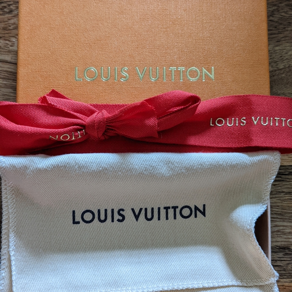Small Louis Vuitton gift box with cloth bag
